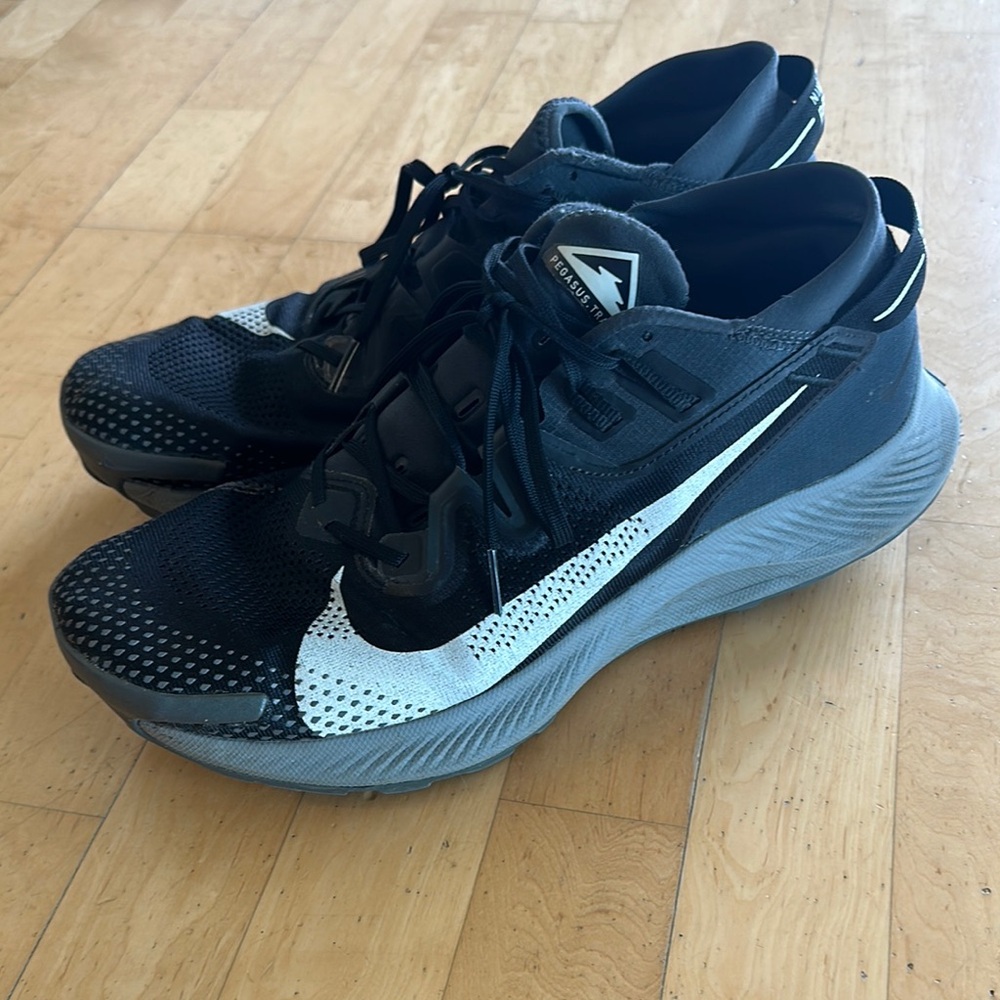 Nike Pegasus 2 Trail Running Black and White Shoes
